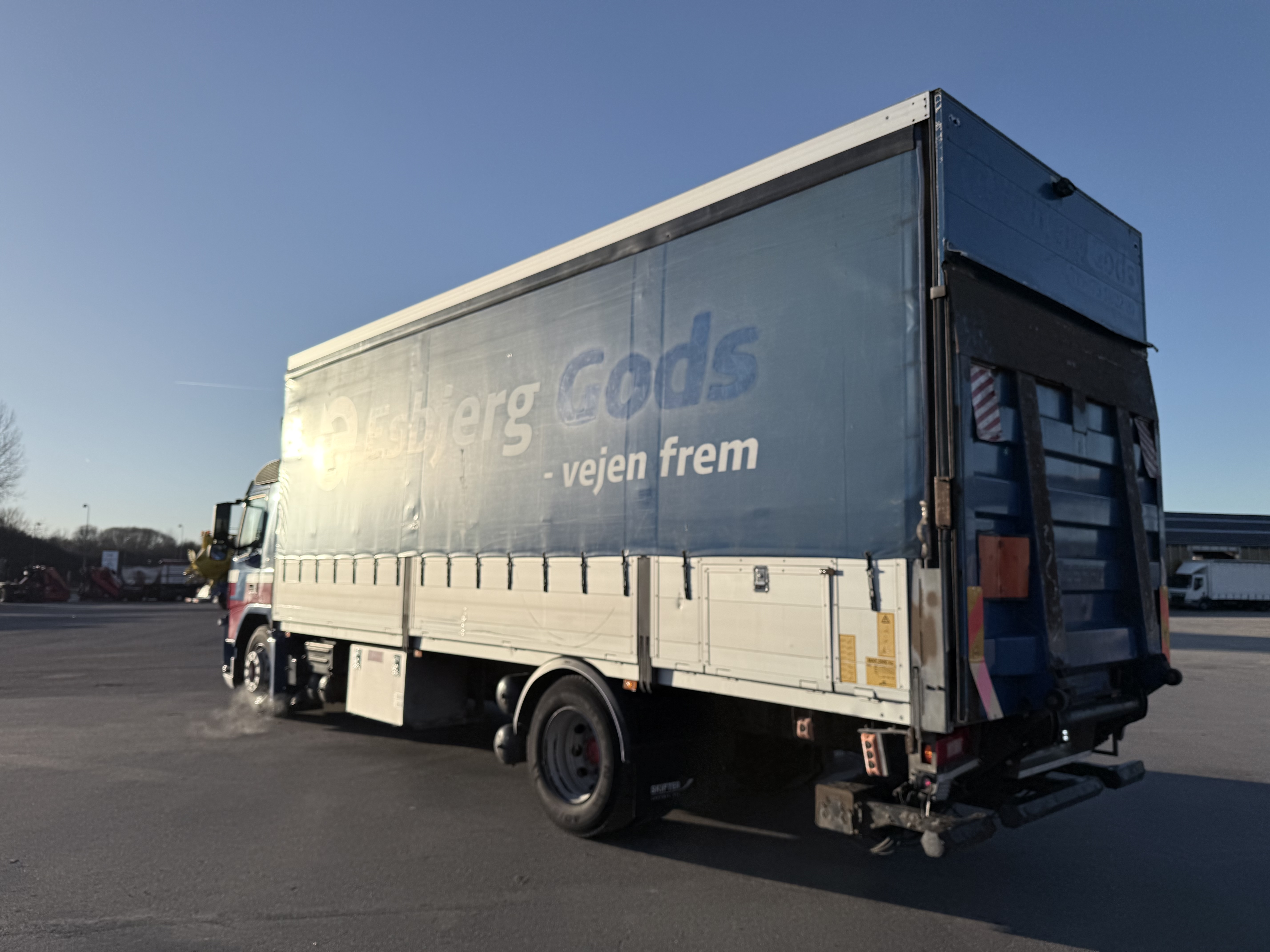 Volvo FM 330 7,7 m 4x2 Fragtlad & lift