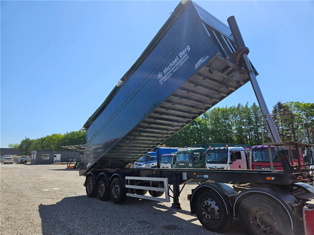 AMT 30m3 + 18m3 top //Tipper//Top condition