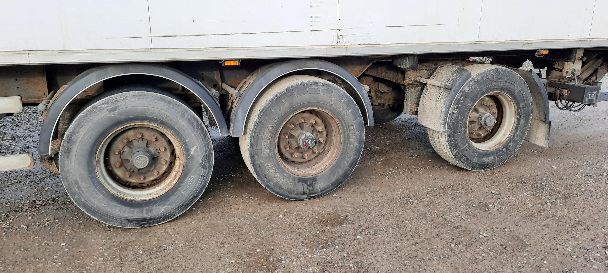 Chereau Køletrailer med opretstående lift