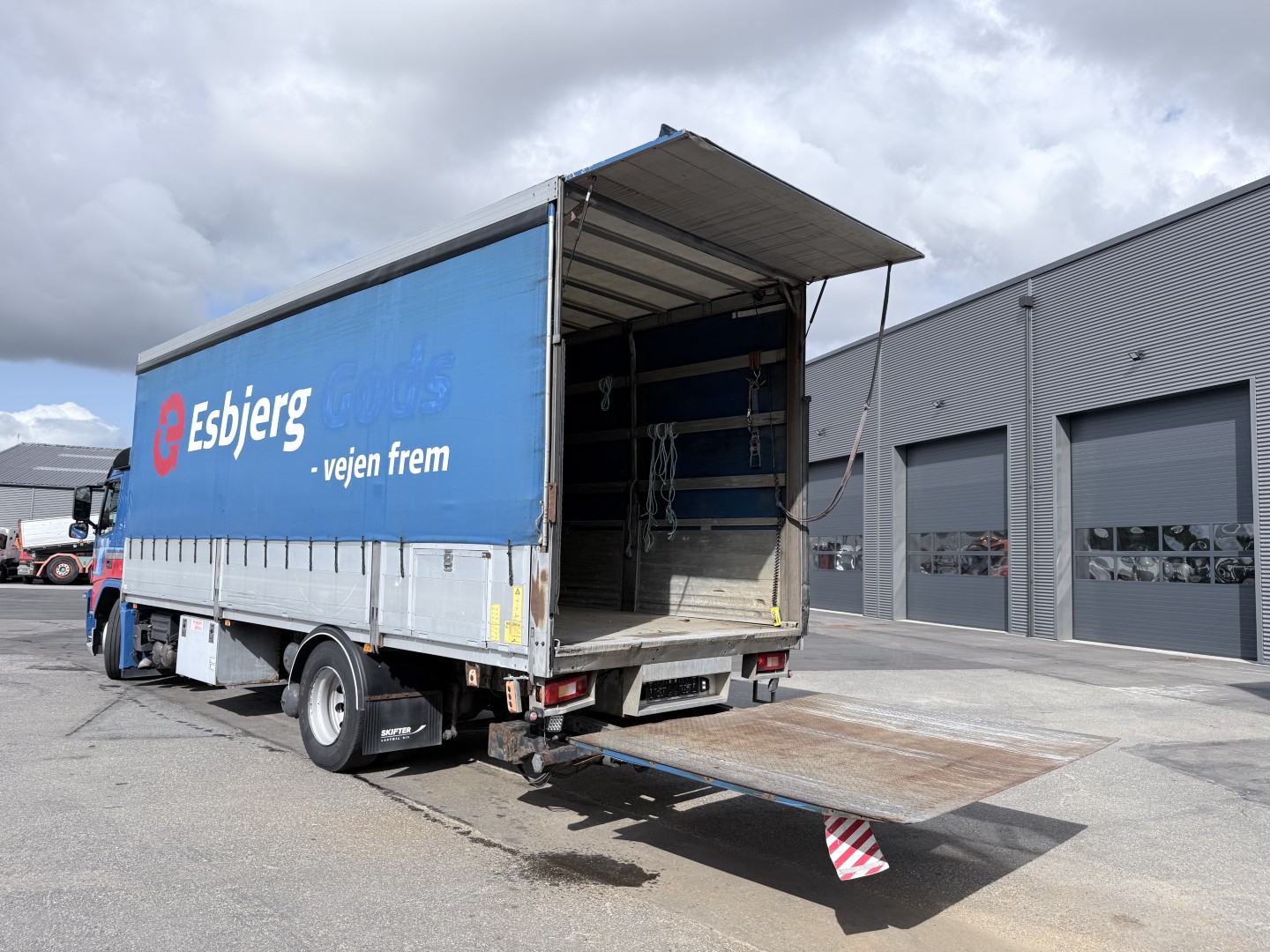 Volvo FM 330 7,7 m 4x2 Fragtlad & lift