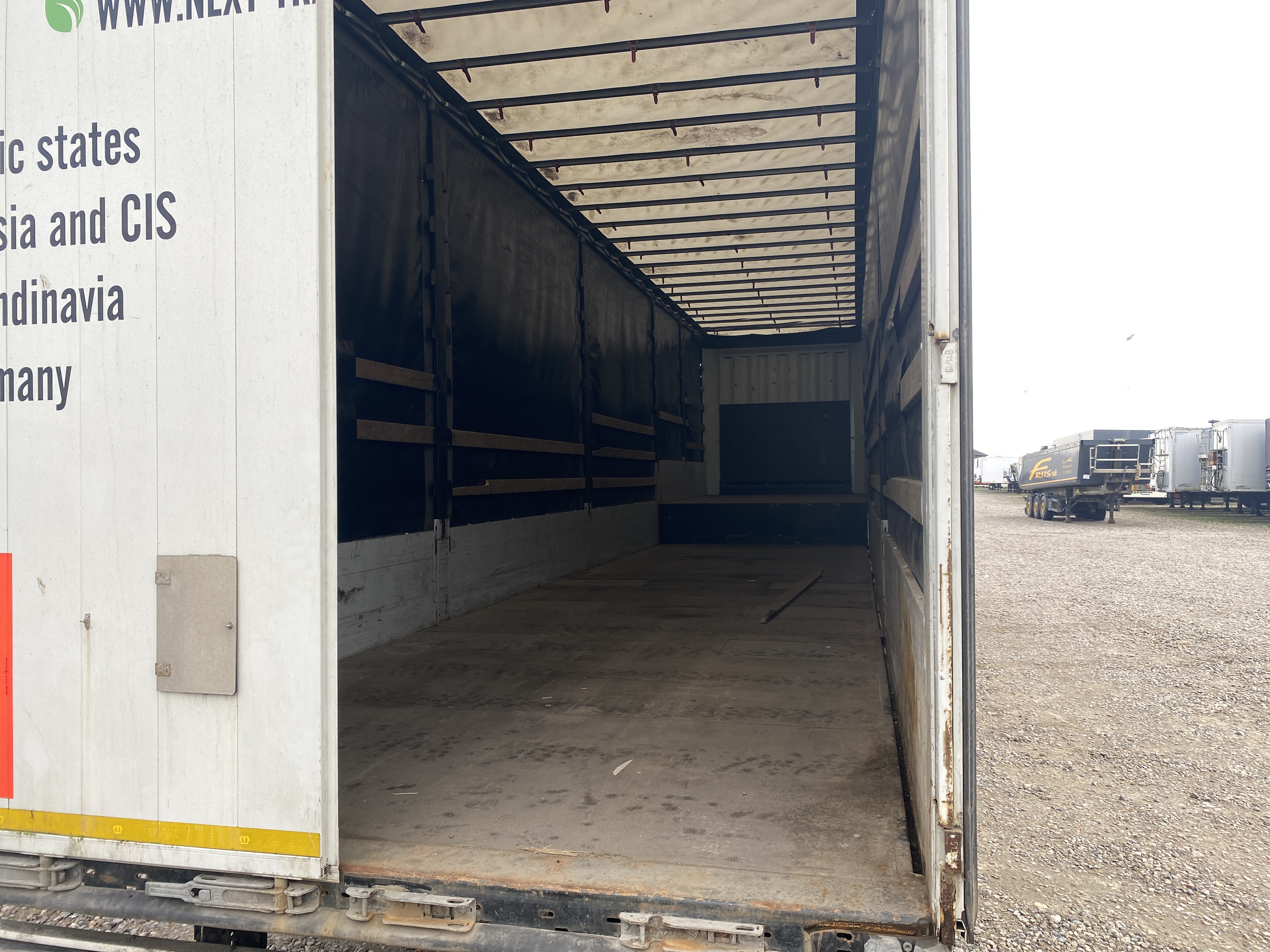 Krone 3-akslet nedbygget med alusider samt skydetag