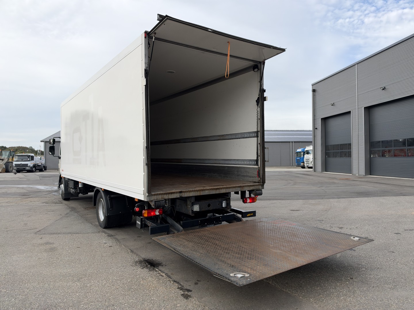 Volvo FL250 4x2 7,45 m. fast kasse med 2,5 t. lift