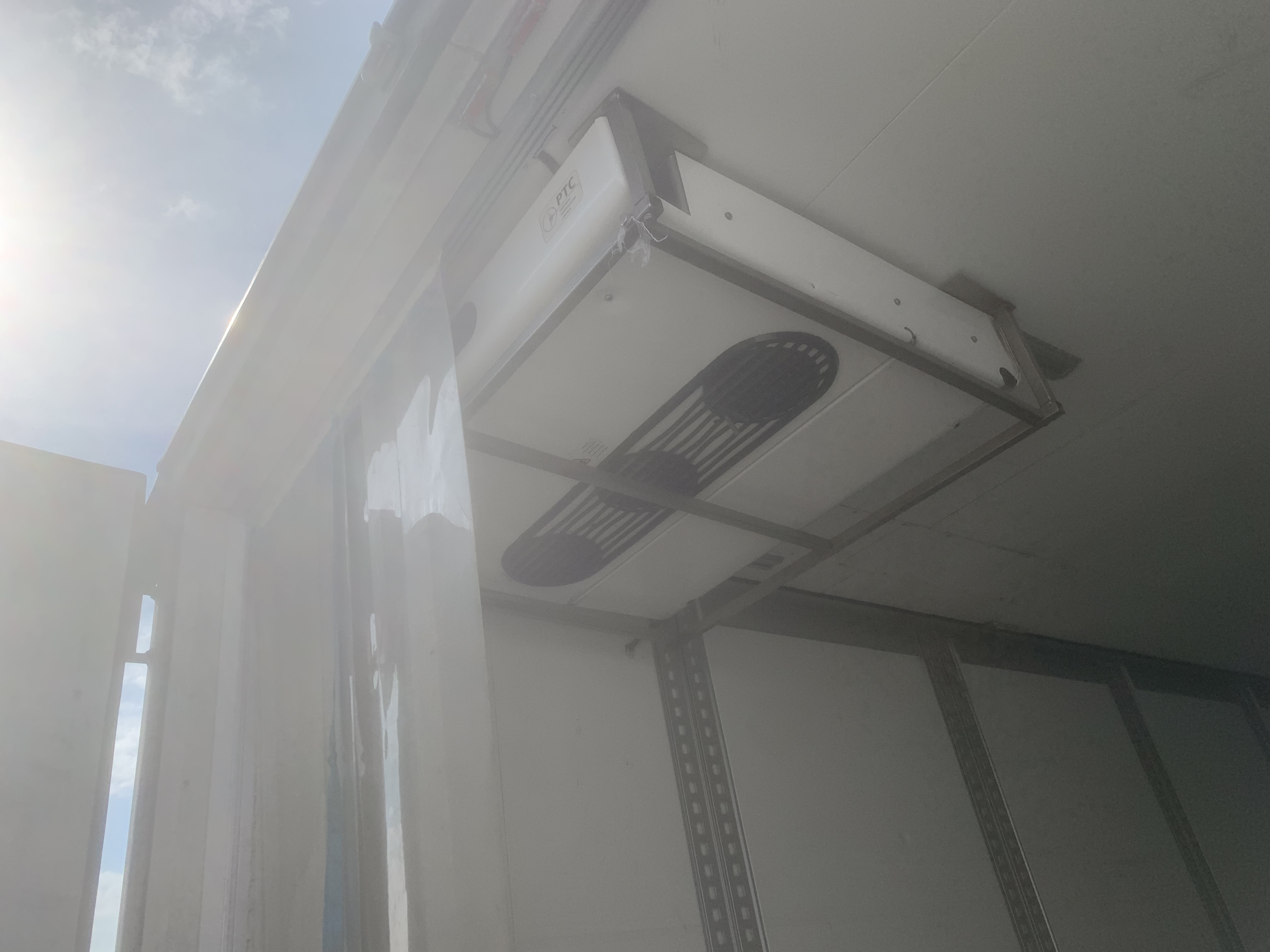 Schmitz Cargobull 3-akslet city køletrailer m. lift