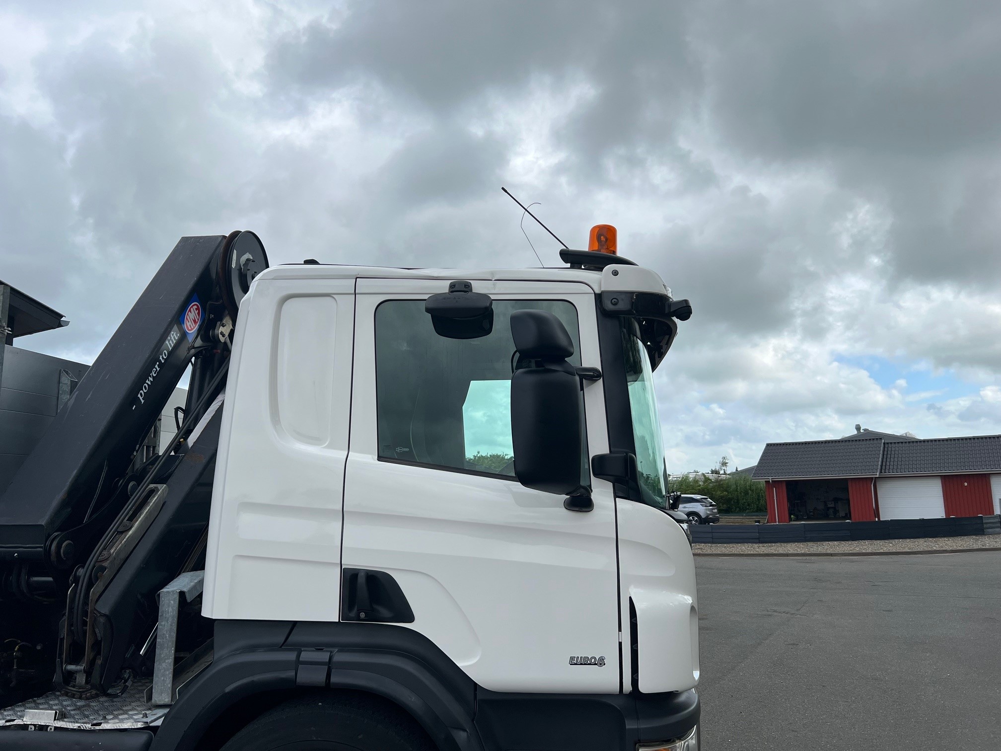 Scania P280 med HMF 1720 kran