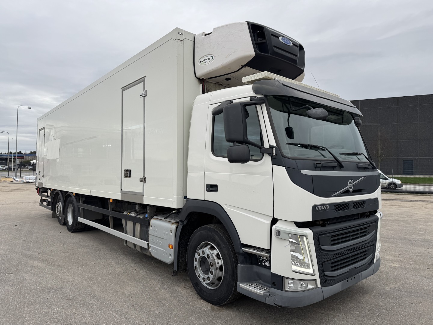 Volvo FM330 6x2*4 Carrier Supra 1250 Mt 9,9m (defekt kølemaskine)