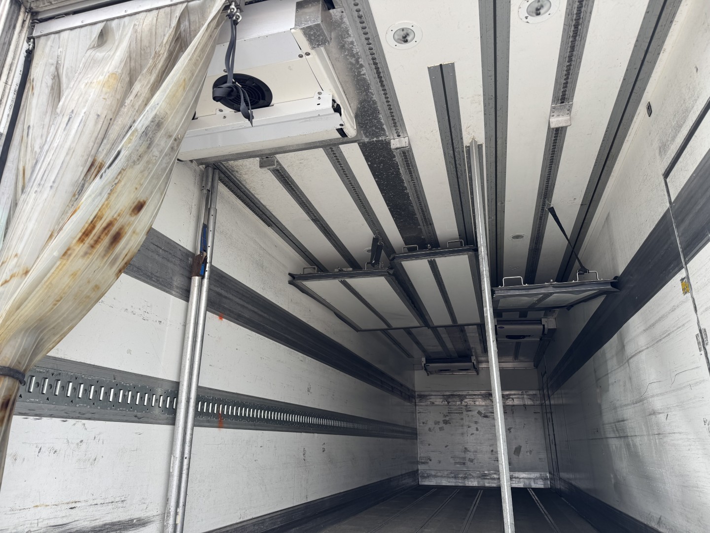 Volvo FM330 6x2*4 Carrier Supra 1250 Mt 9,9m (defekt kølemaskine)