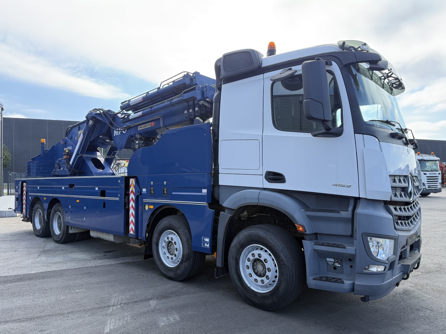 Mercedes Arocs 4153 8x4 Kran MPG 220 TM7 (Kun 8000 km)