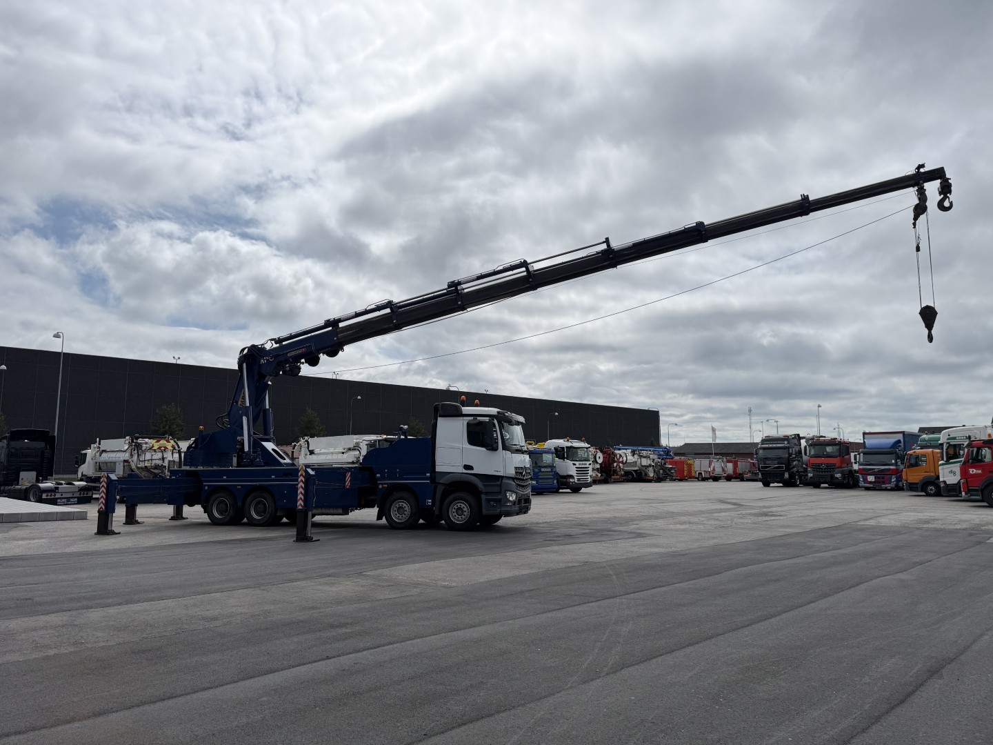 Mercedes Arocs 4153 8x4 Kran MPG 220 TM7 (Kun 8000 km)
