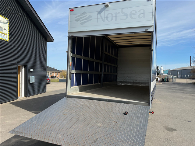 Volvo FL210 lad med skydepresning og stor lift