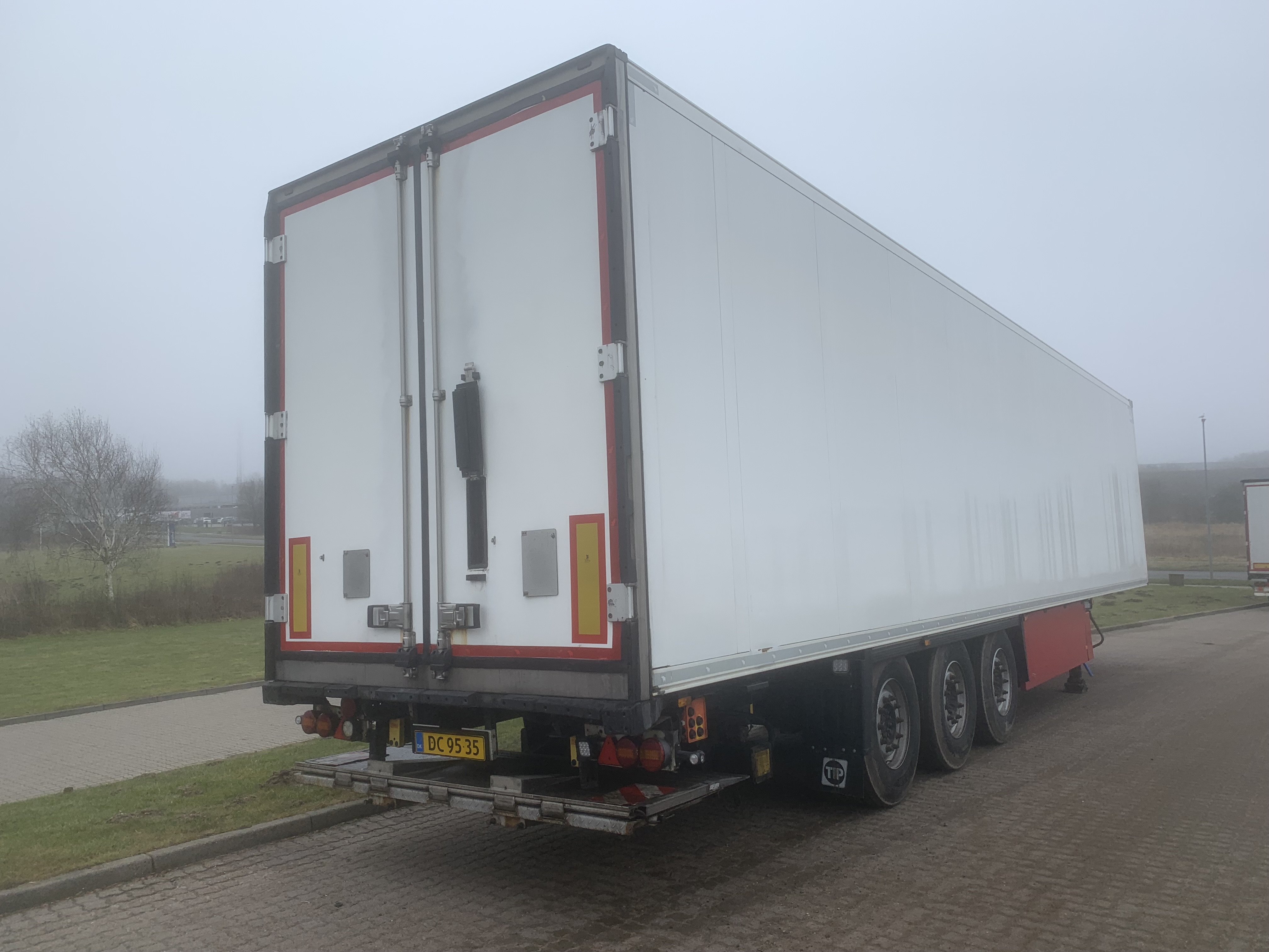 Schmitz Cargobull 3-akslet køletrailer m. lift