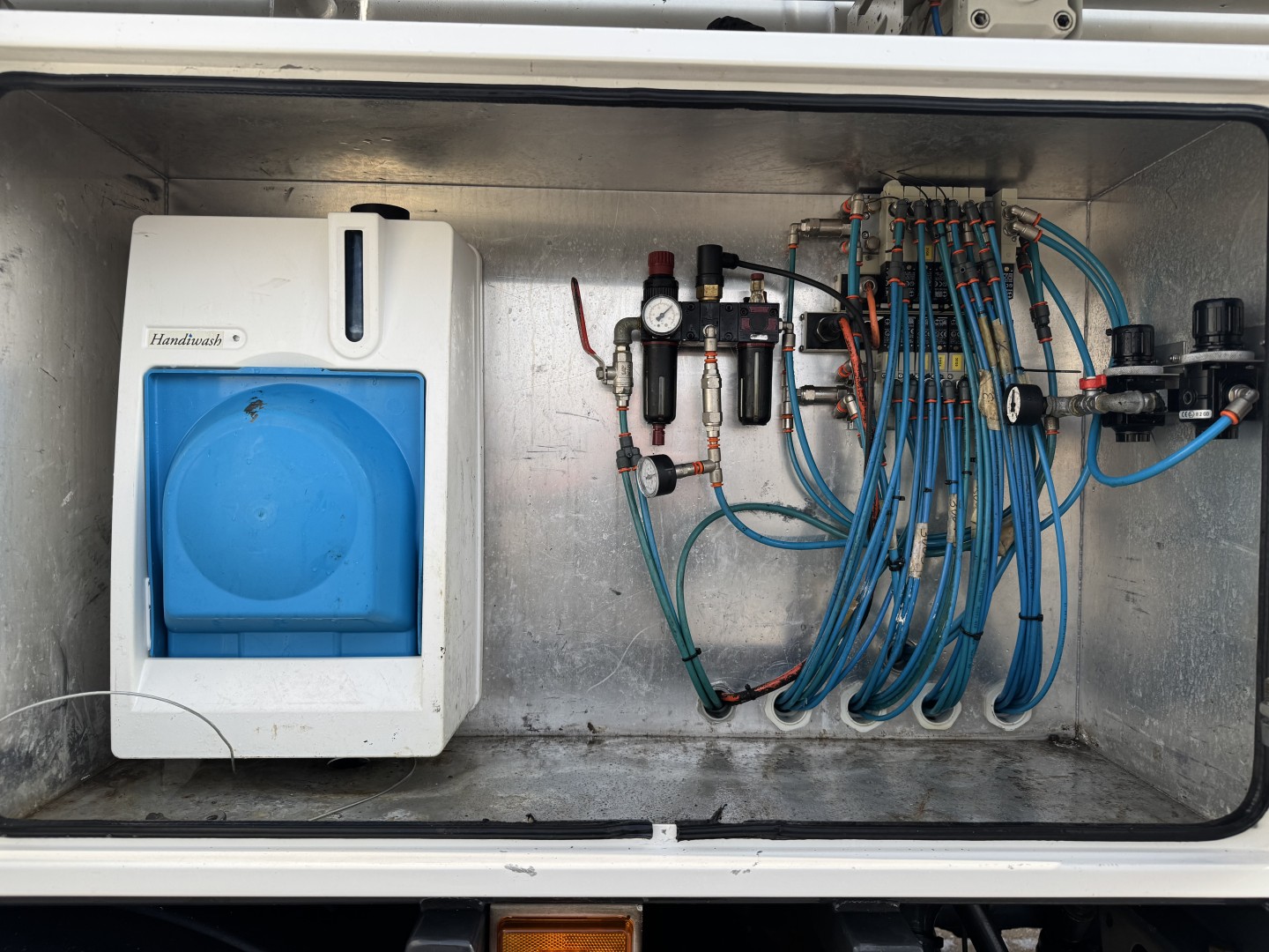 Scania P320 4x2 Hvidtved Larsen 7000 L Kombi