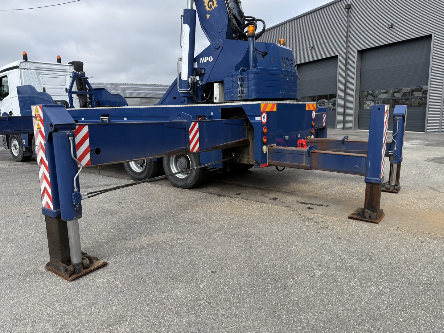 Mercedes Arocs 4153 8x4 Kran MPG 220 TM7 (Kun 8000 km)