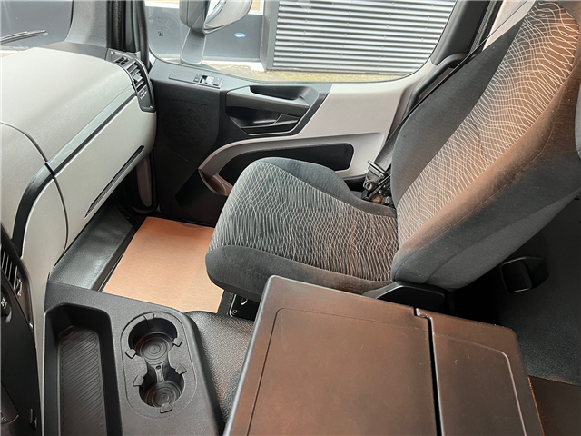 Mercedes 2535 6X2*4 med Åben alulad og lift