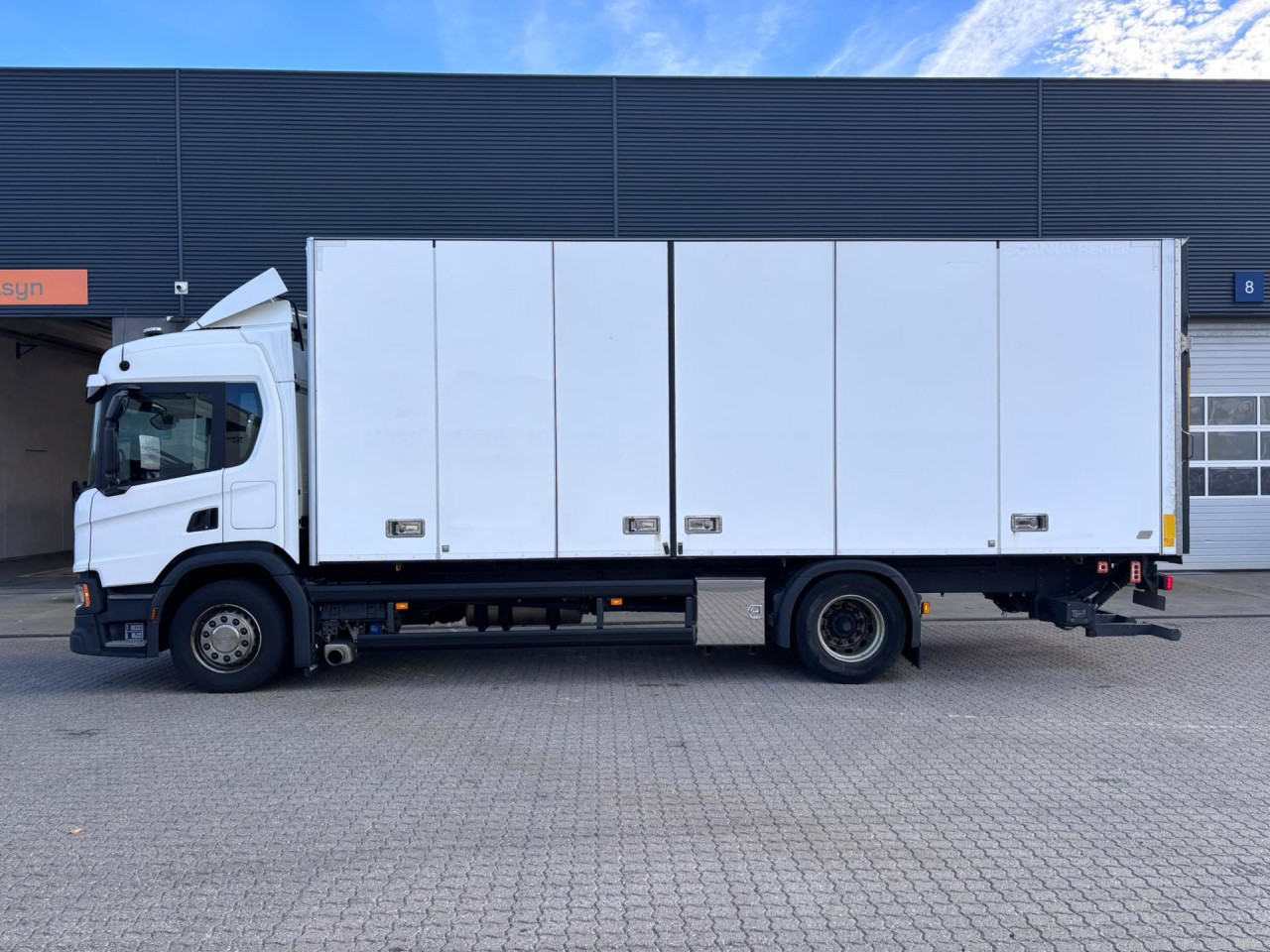 Scania P 250 B4x2NB 18 pl. Boks/Lift