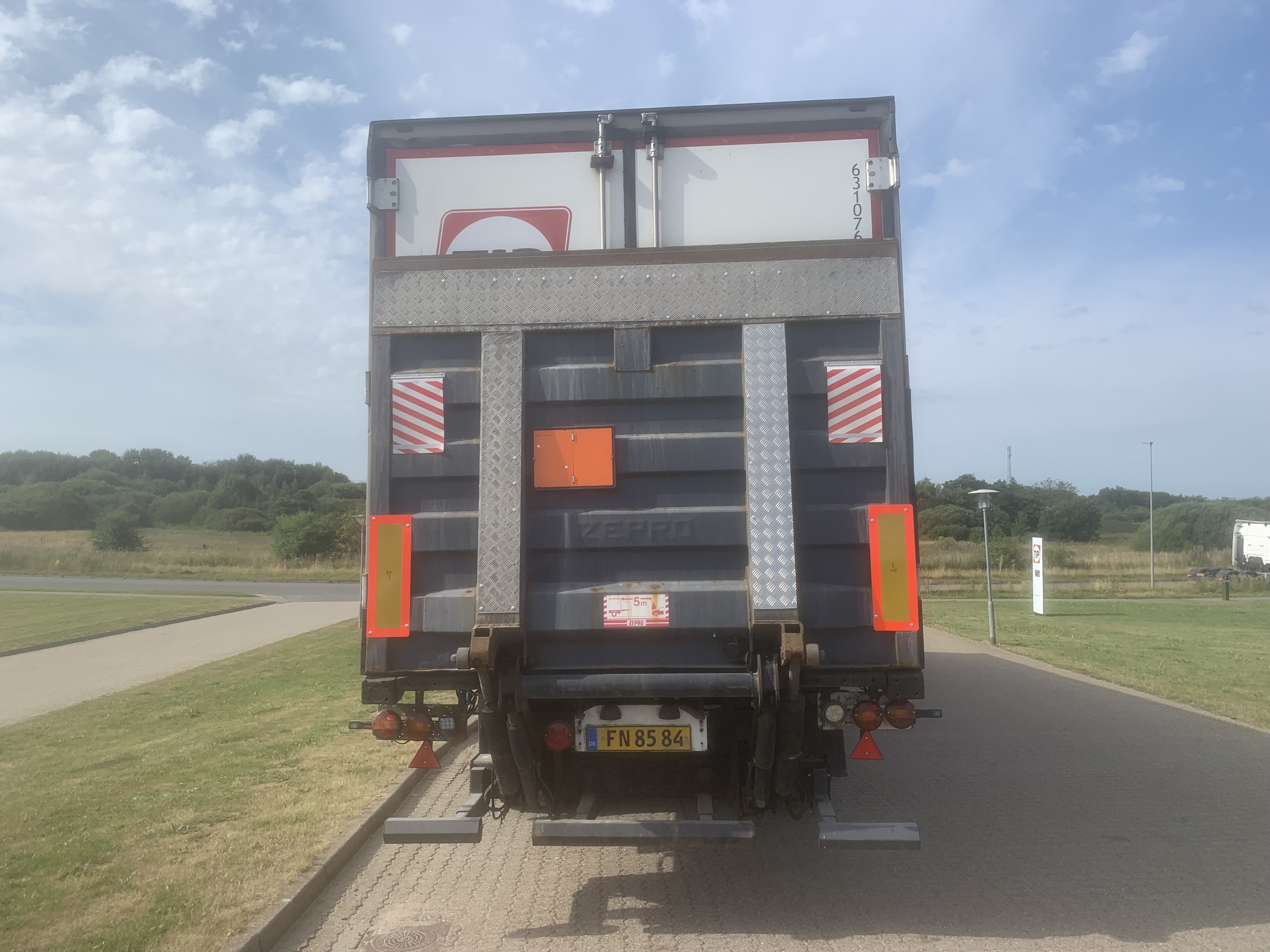 Schmitz Cargobull 3-akslet city køletrailer m. lift