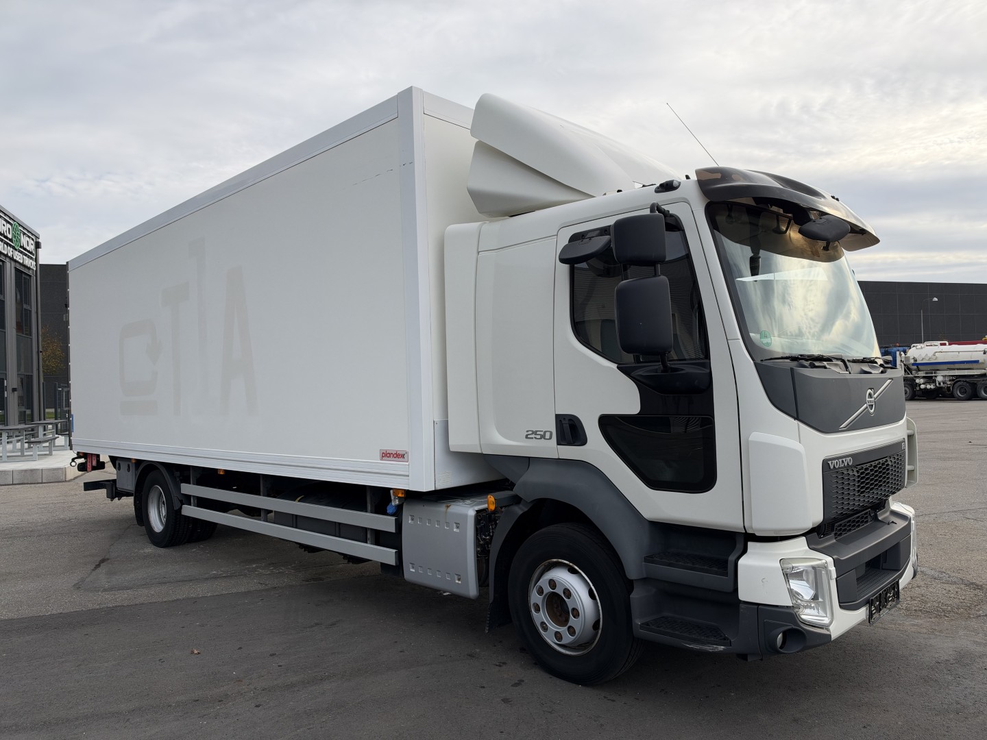 Volvo FL250 4x2 7,45 m. fast kasse med 2,5 t. lift