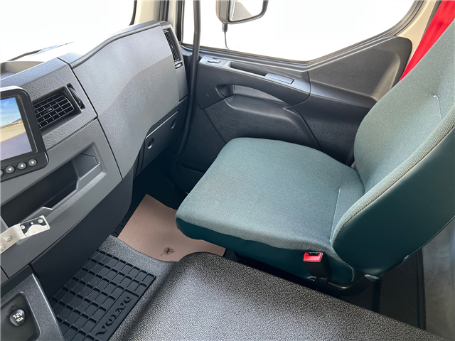 Volvo FL210 lad med skydepresning og stor lift