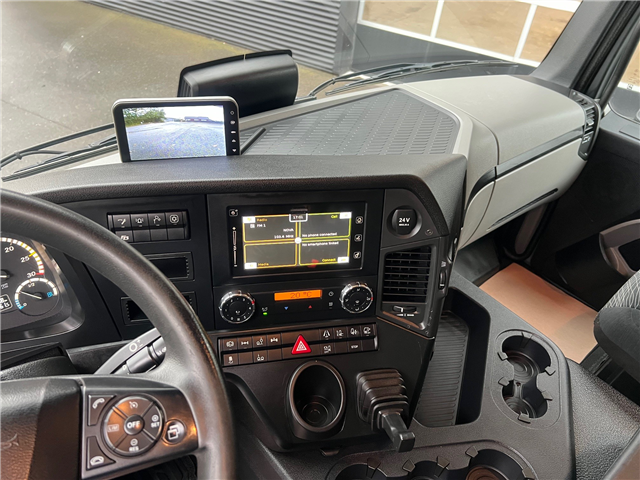 Mercedes 2535 6X2*4 med Åben alulad og lift