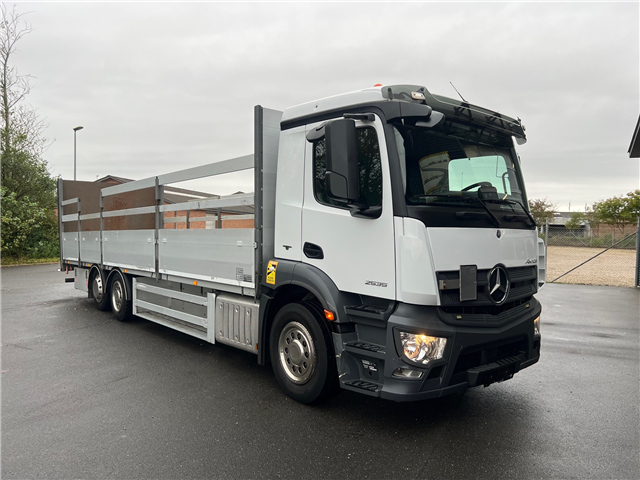 Mercedes 2535 6X2*4 med Åben alulad og lift