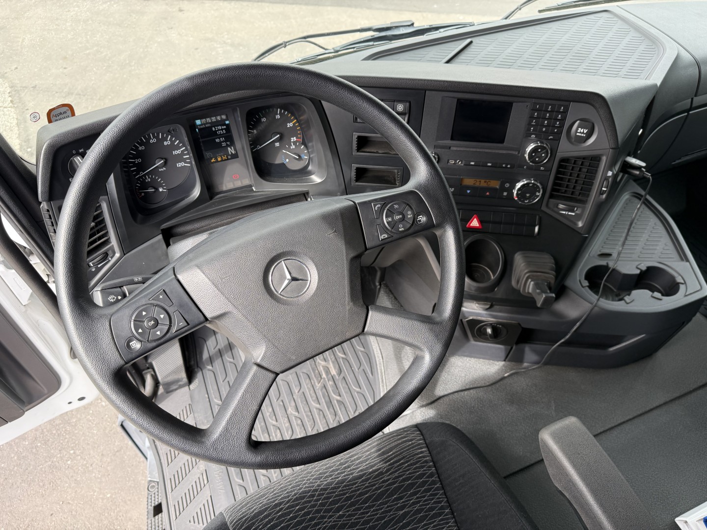 Mercedes Arocs 4153 8x4 Kran MPG 220 TM7 (Kun 8000 km)