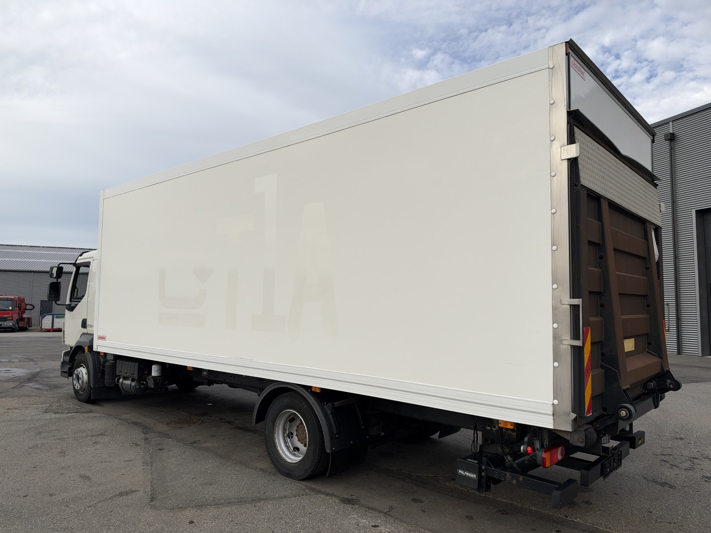 Volvo FL250 4x2 7,45 m. fast kasse med 2,5 t. lift