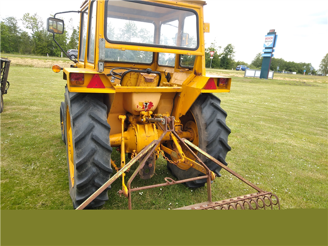 Massey Ferguson Traktor med riv påmonteret