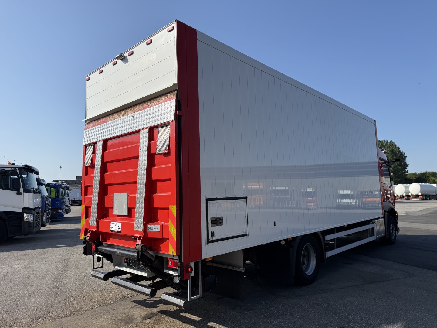 Mercedes Actros 1832 4x2 Fuld sideåbning 8,0 m. Alukasse