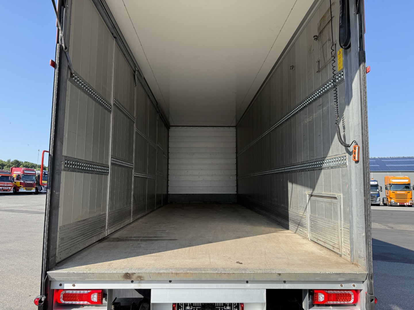 Mercedes Actros 1832 4x2 Fuld sideåbning 8,0 m. Alukasse