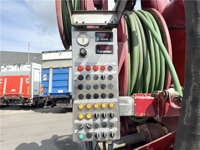 Case 240 Puma - Hvidtved Larsen 10.000 L KombiLine Slamsuger