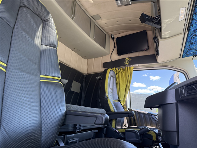 Volvo FH16/550 6x2*4 / Kran HMF 3220K4 Euro 6