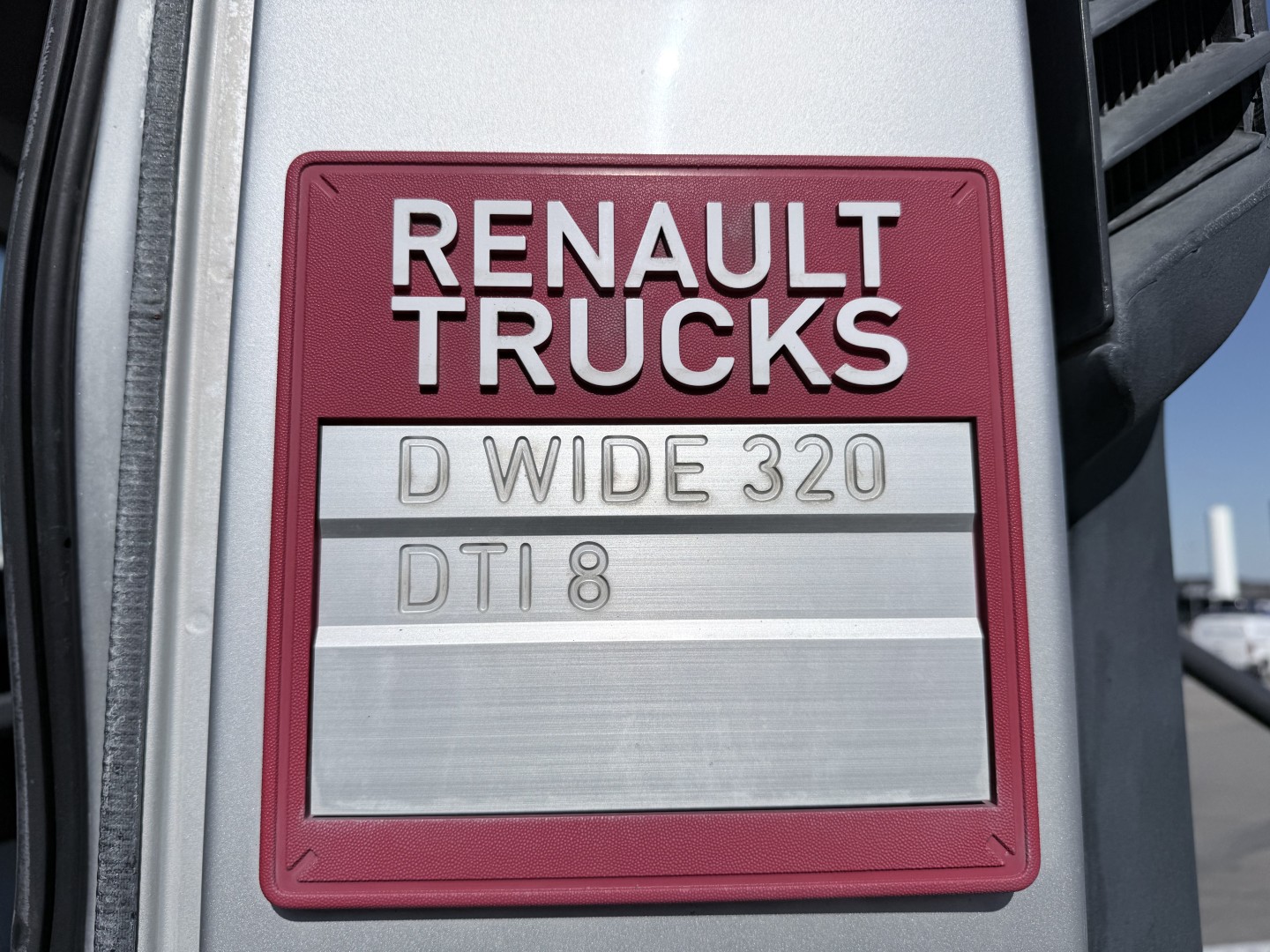 Renault D WIDE 320 DTI 8 Pladstrækker
