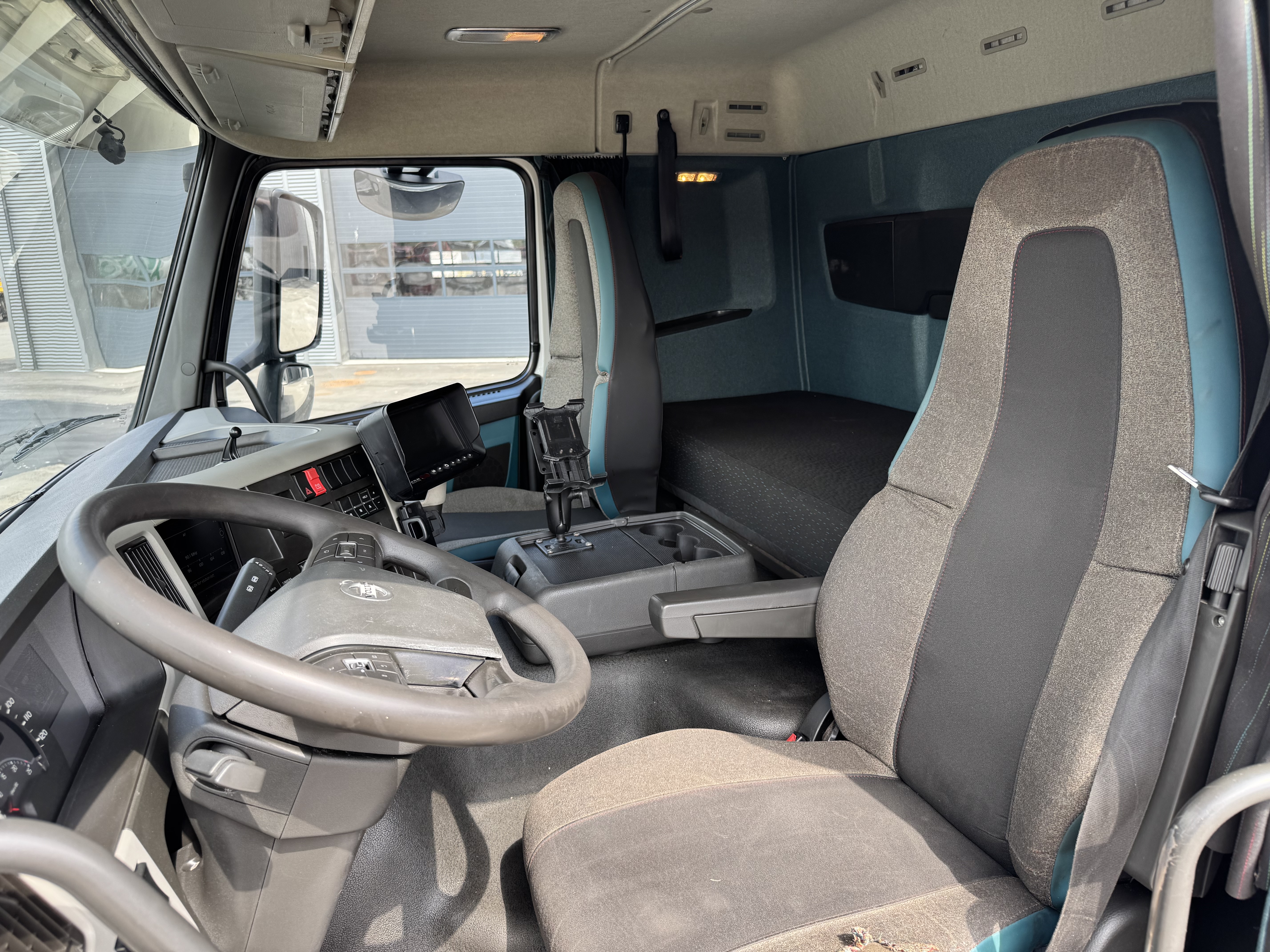Volvo FM330 4x2 HMK Bilcon 12.600 L ADR tankbil