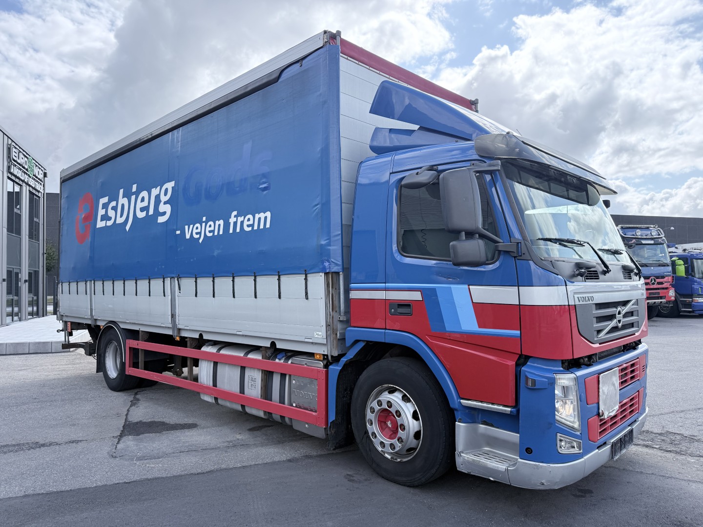 Volvo FM 330 7,7 m 4x2 Fragtlad & lift