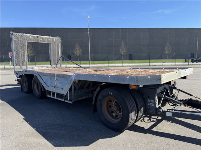 Fliegl FLT328 3 akslet Maskinanhænger m/hjulbrønd