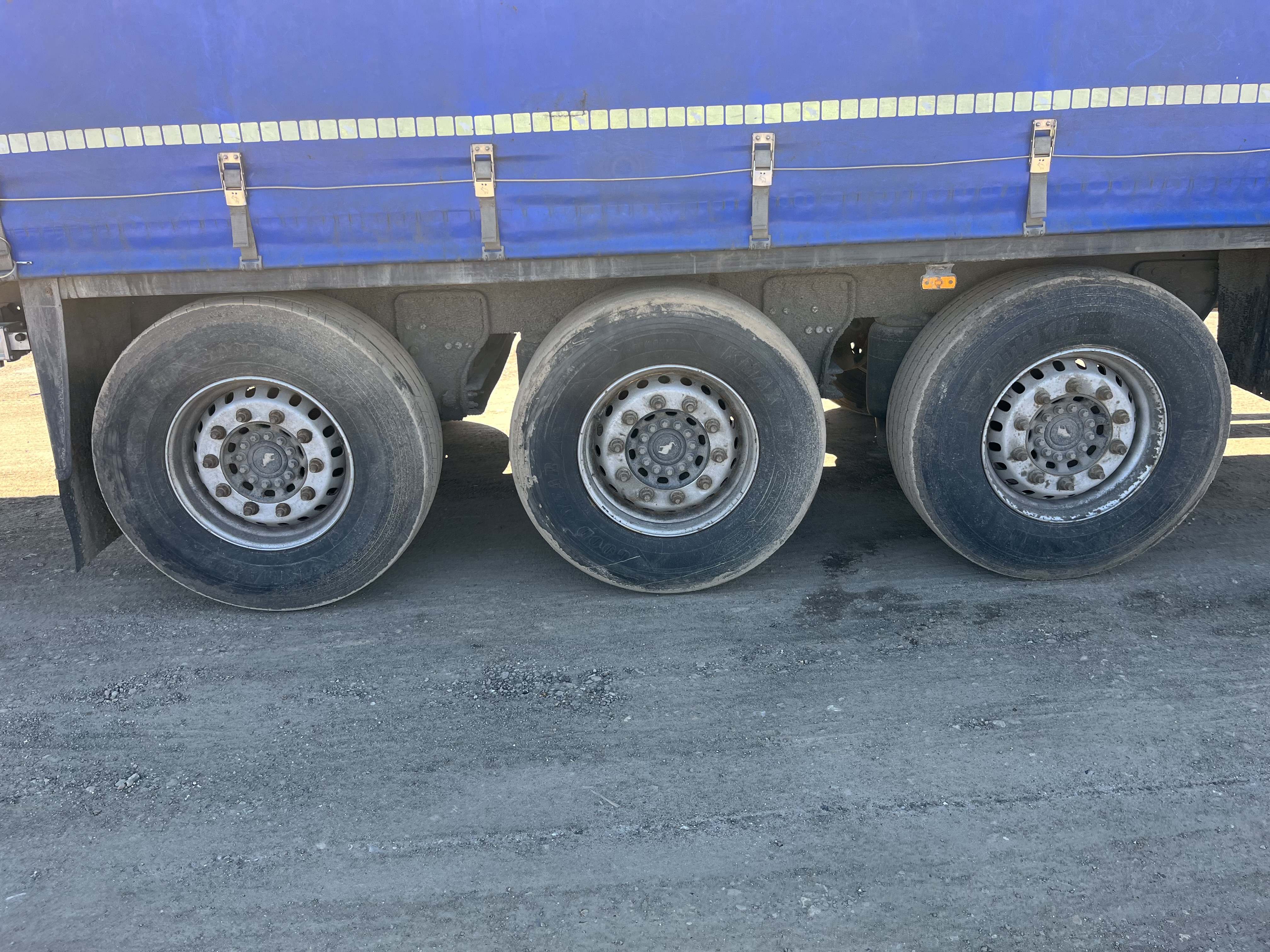Schmitz Cargobull Gardin trailer m. hævetag