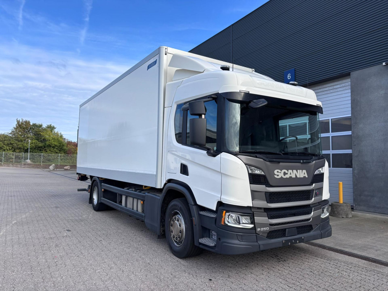 Scania P 250 B4x2NB 18 pl. Boks/Lift