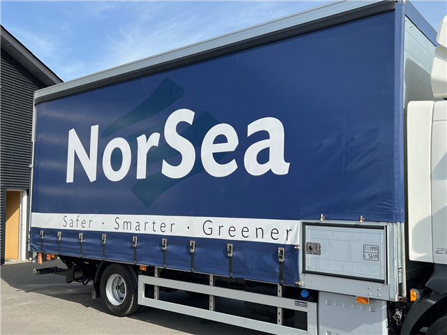 Volvo FL210 lad med skydepresning og stor lift