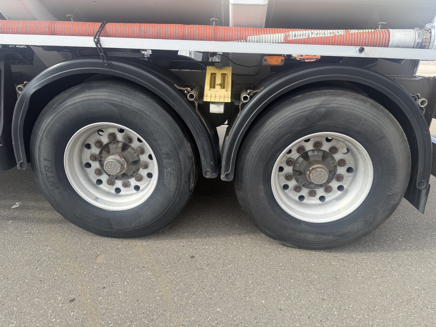 HMK Bilcon 27.000 l. ADR 5 rum