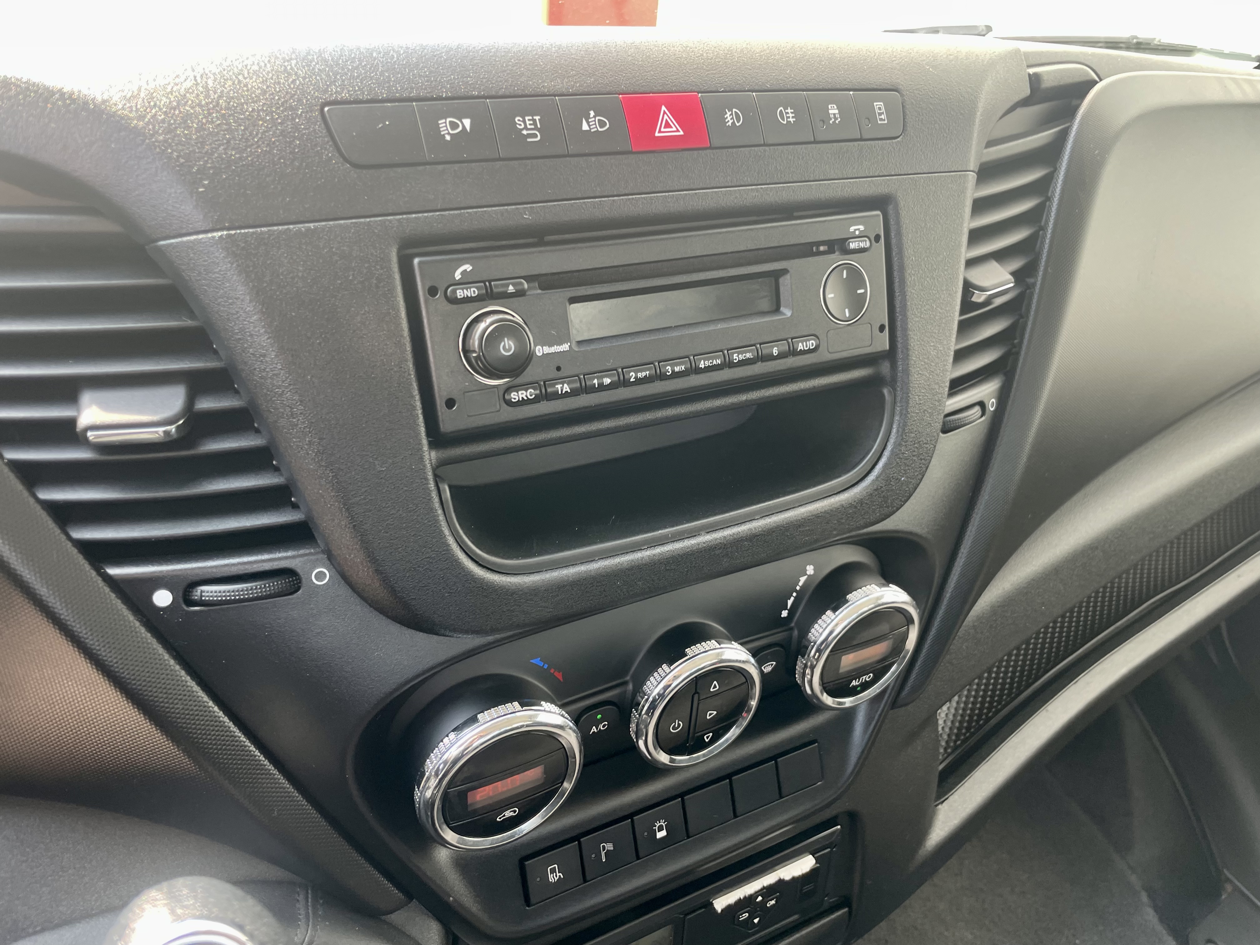 Iveco 35S17A8 knæklad